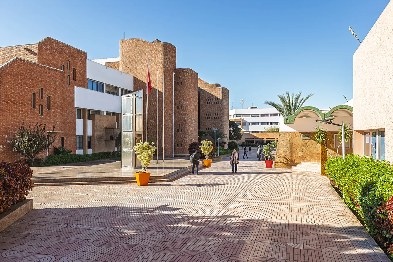 Place centrale de l'EMI animée avec des étudiants