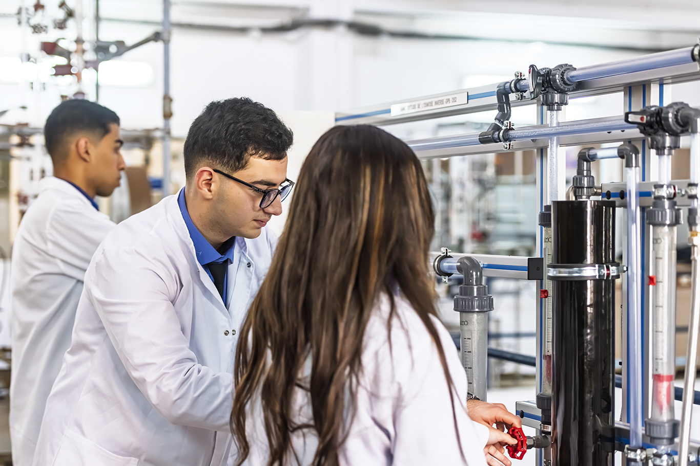 Étudiants réalisant des travaux pratiques sur le dessalement de l’eau