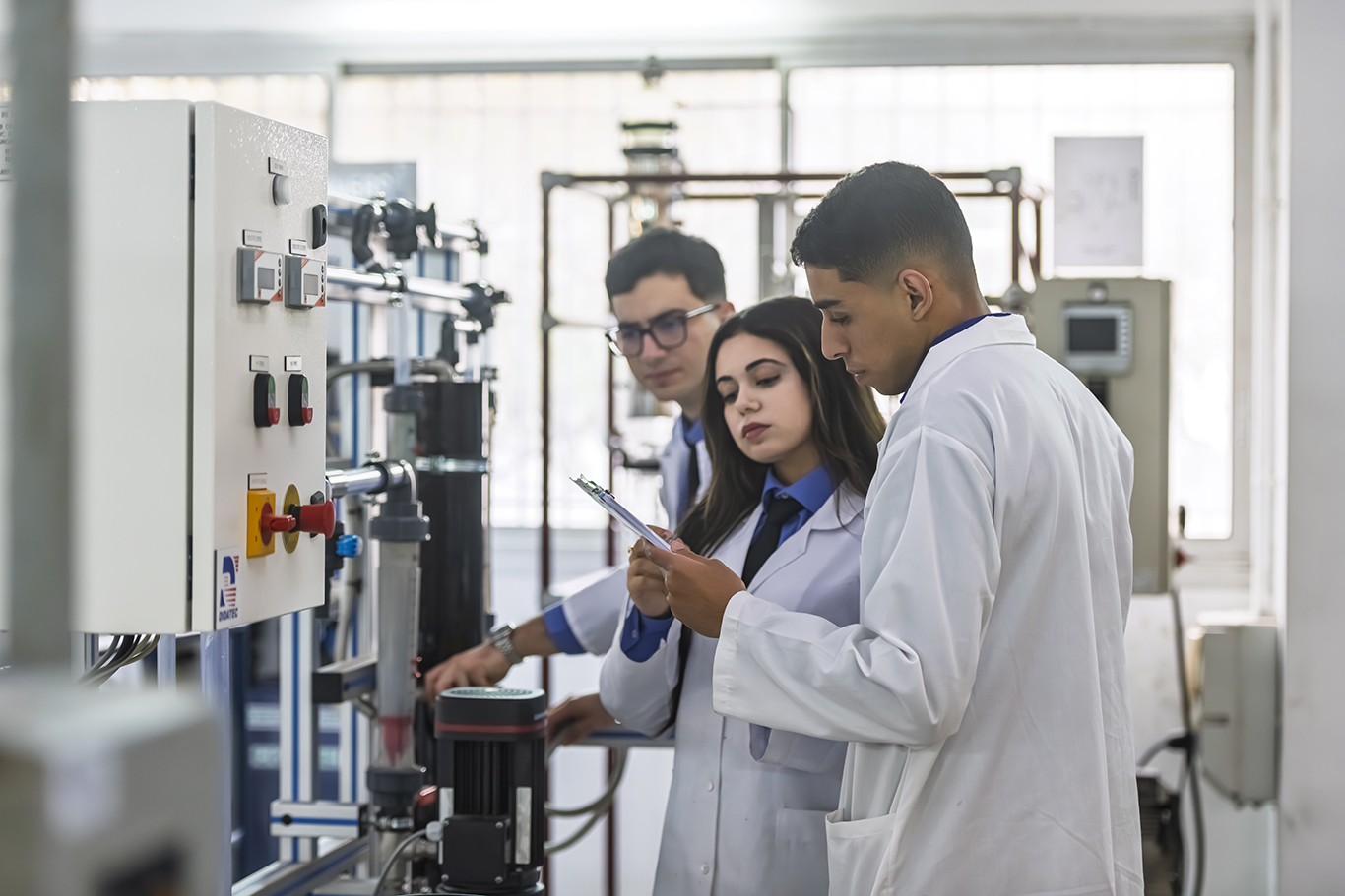 Étudiants et encadrants de l’EMI travaillant dans un laboratoire