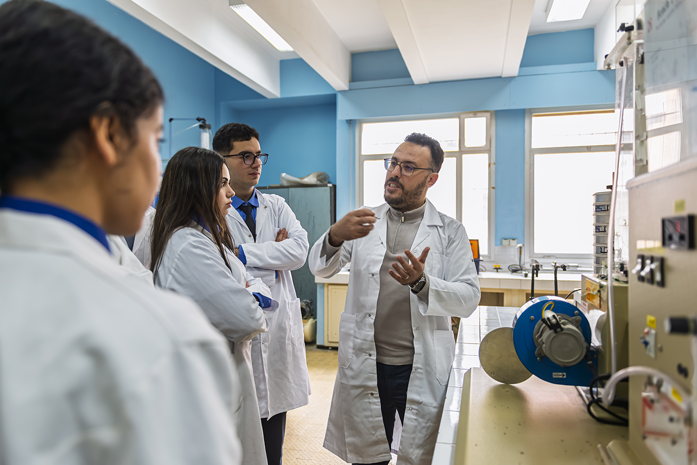 Enseignant et étudiants au laboratoire des procédés industriels